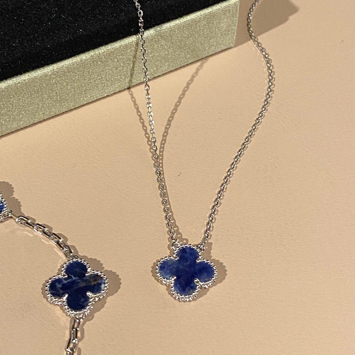 [Royal&Vicky]CLOVER 15MM PIETERSITE NECKLACE SILVER