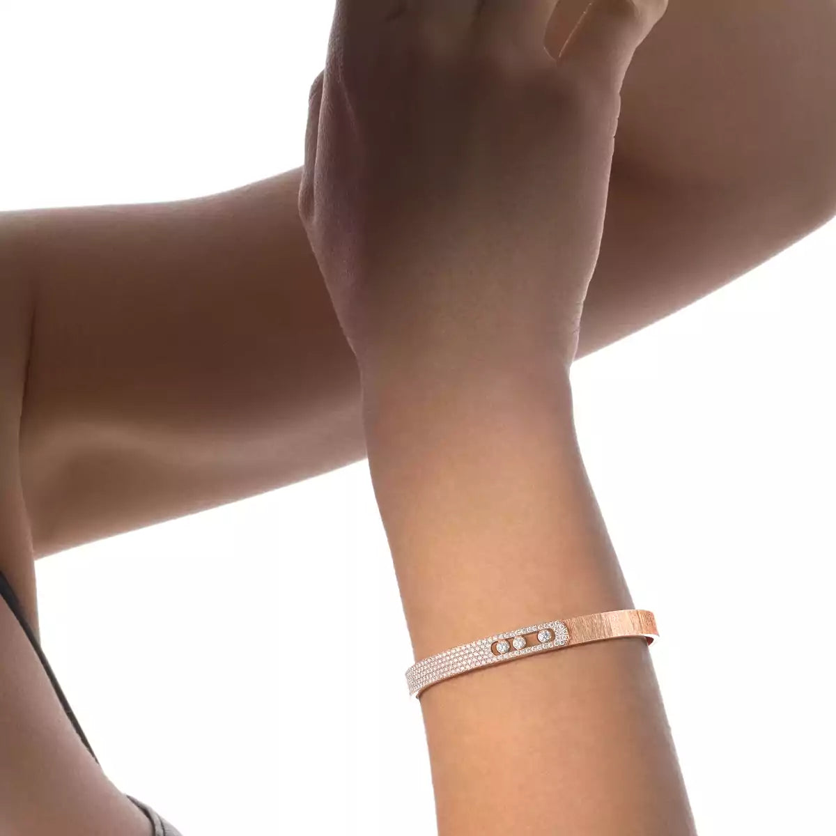 [Royal&Vicky]Move Noa Ciselé half pavé bangle