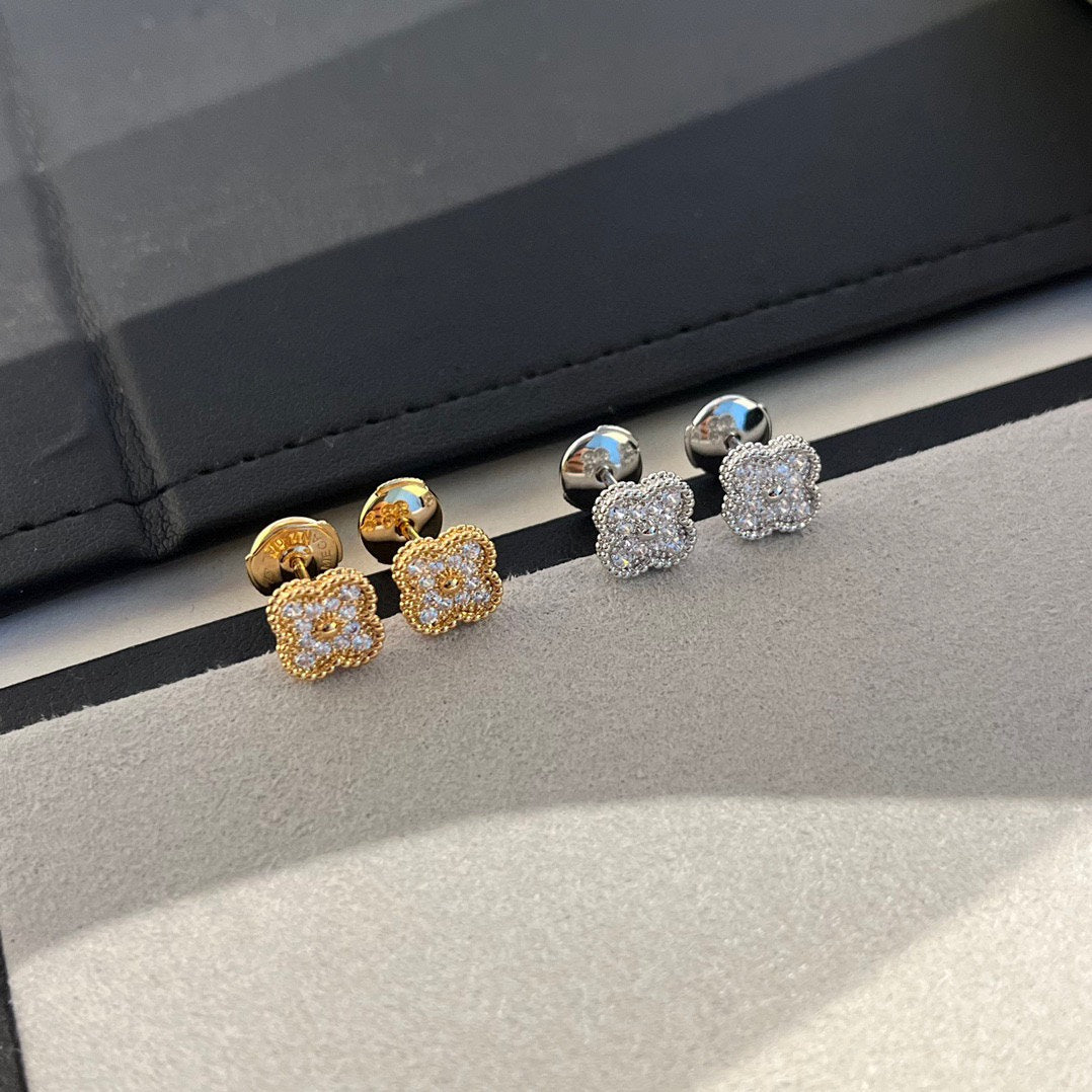 [Royal&Vicky]CLOVER MINI DIAMOND STUD EARRINGS
