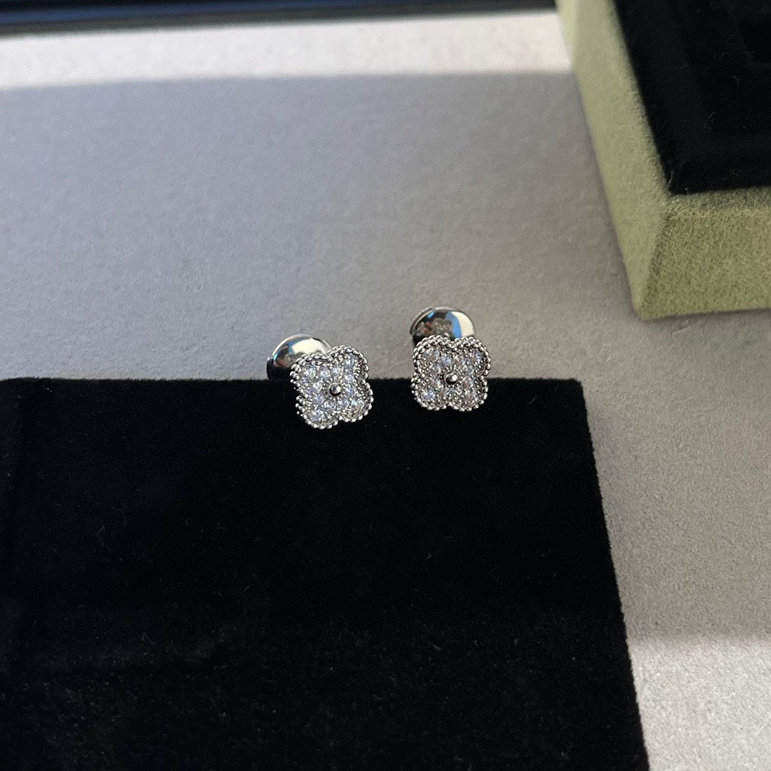 [Royal&Vicky]CLOVER MINI DIAMOND STUD EARRINGS