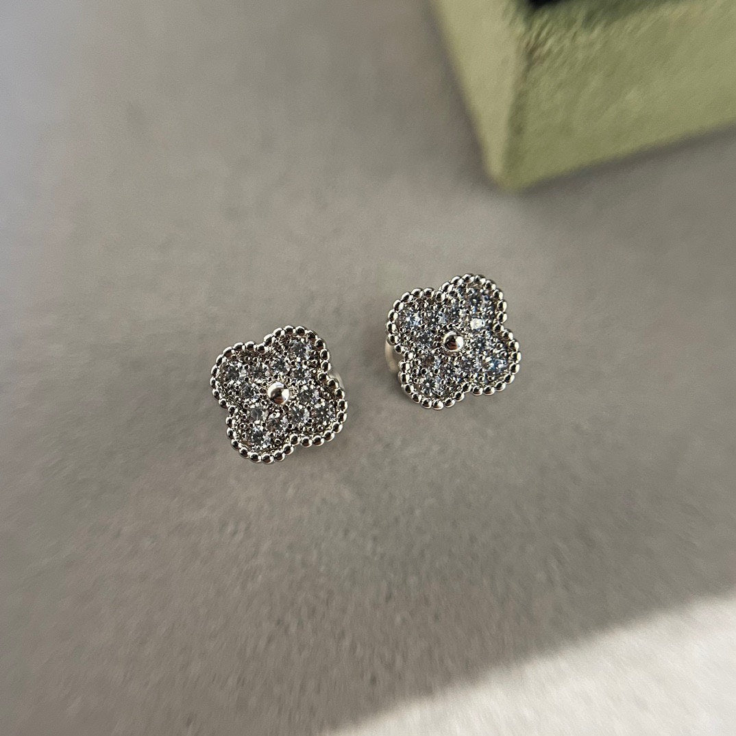 [Royal&Vicky]CLOVER MINI DIAMOND STUD EARRINGS