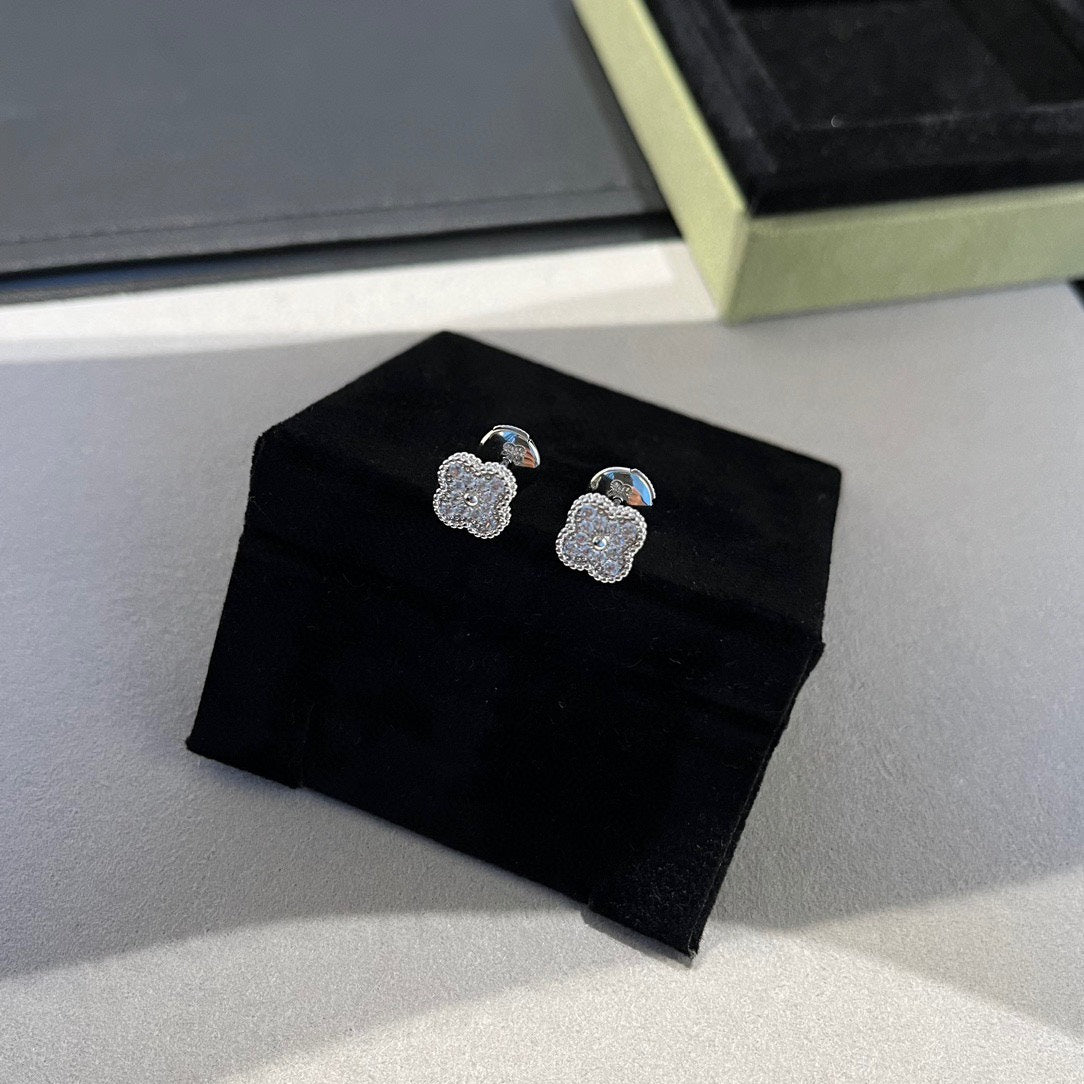 [Royal&Vicky]CLOVER MINI DIAMOND STUD EARRINGS