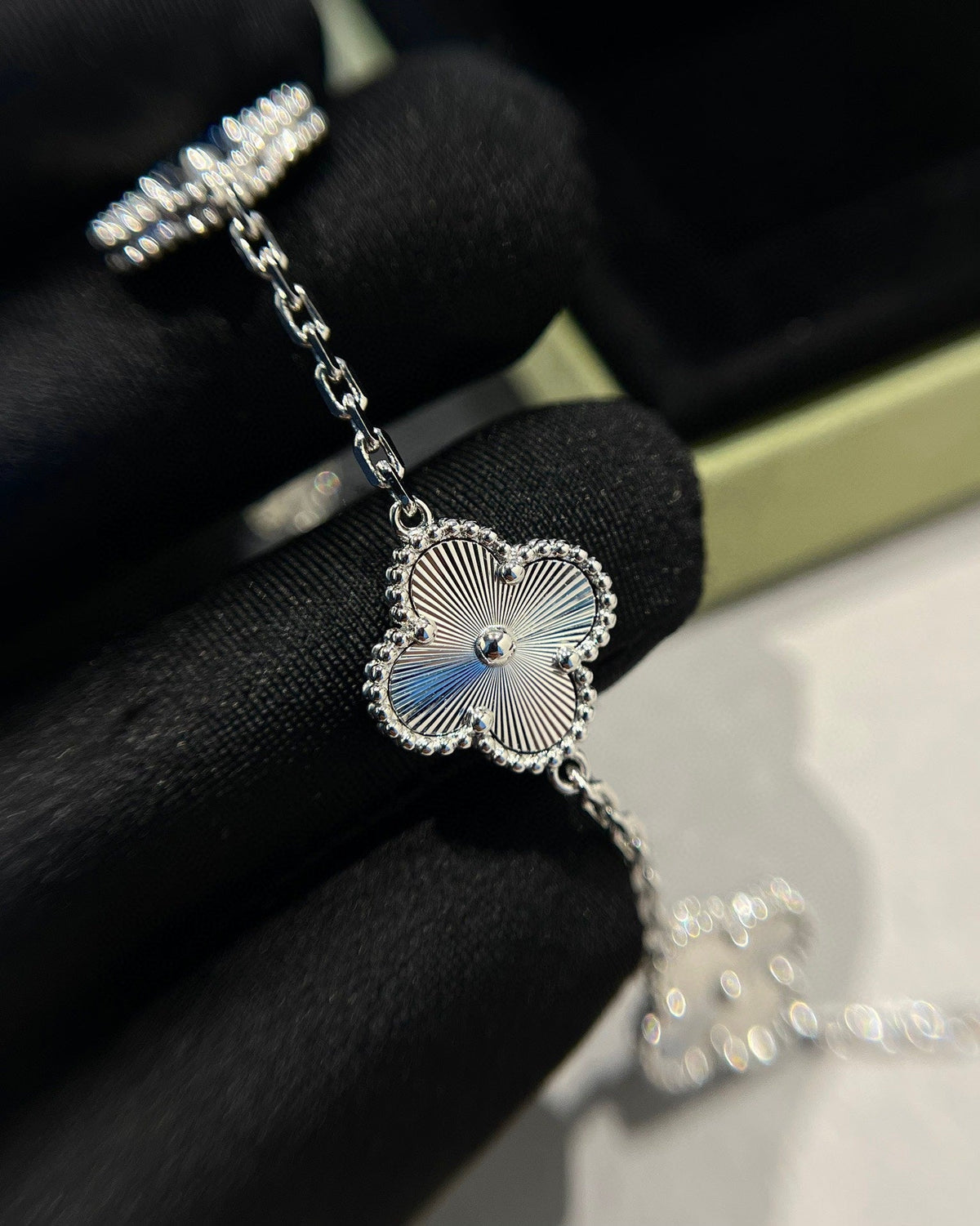 [Royal&Vicky]LUCKY CLOVER 5-MOTIF BRACELET - LASER COLLECTION